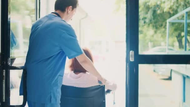 Portrait Einer Asiatischen Patientin Mit Behinderung Die Von Einer Krankenschwester — Stockvideo