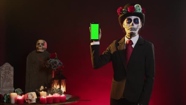 Señora Del Horror Muertos Mostrando Teléfono Inteligente Con Pantalla Verde — Vídeo de stock