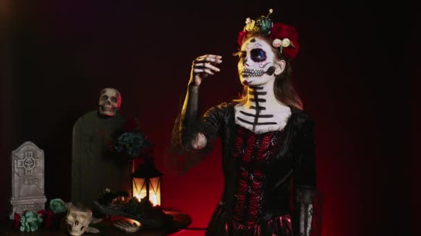 Santa Muerte Stüdyoda Holografik Görüntüye Bakıyor Dios Los Muertos Hologram — Stok video