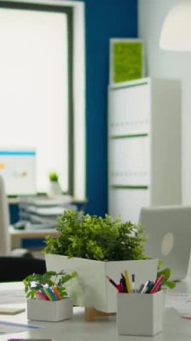 İş merkezinde kimsenin olmadığı beyin fırtınası alanı. Modern mobilyaları, beyaz rafları ve mavi duvarları olan boş bir oda. Konferans masası ve beyaz sandalyeli modern iş alanı içi