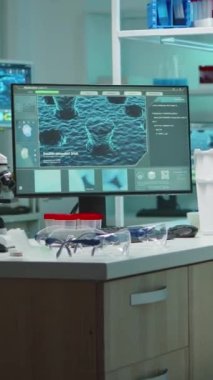 Dikey video: Yüksek teknoloji ve mikrobiyoloji araçlarını bilimsel araştırmalar için gece geç saatlerde tıbbi yenilikler için hazırlanmış, içinde kimse olmayan boş bir laboratuvar. Aşı