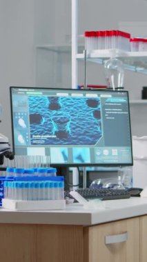 Dikey video: Kimya laboratuvarında bilimsel araştırmalar için yüksek teknoloji ve mikrobiyoloji araçları kullanılarak yapılan yenilikler için modern donanımlı kimse yok. Aşı geliştirme
