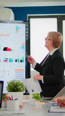 Deneyimli üst düzey kadın CEO 'su şirket kurma finansal raporları paylaşma proje stratejisi brifingi çeşitli yatırımcı grupları. Profesyonel bir girişimde çalışan çok ırklı iş adamları