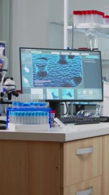 Dikey video: Bilimsel araştırmalar için yüksek teknoloji ve mikrobiyoloji araçları kullanılarak geliştirilen modern ekipmanlarla dolu boş bir bilim laboratuvarının içi. Aşı geliştirme