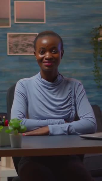 Vídeo Vertical Mulher Negra Olhando Para Câmera Sorrindo Trabalhando Casa — Vídeo de Stock