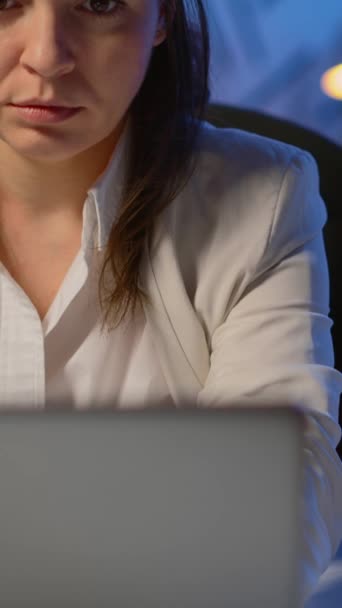 Vertikales Video Nahaufnahme Eines Erschöpften Managers Der Überstunden Macht Die — Stockvideo