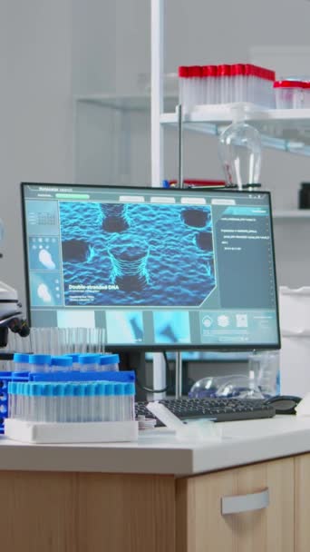 Vertikální Video Chemická Laboratoř Nikým Moderně Vybavená Pro Farmaceutické Inovace — Stock video