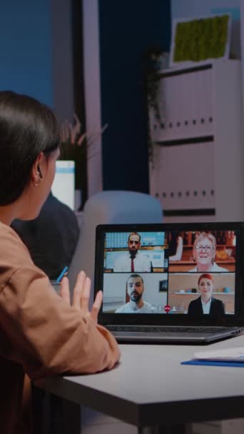 オンライン会議中にラップトップで仮想チームワークで議論するスタートアップビジネスオフィスで働いていた経験豊富なマネージャー 夜遅くにマーケティング会議を持っている起業家の女性 — ストック動画