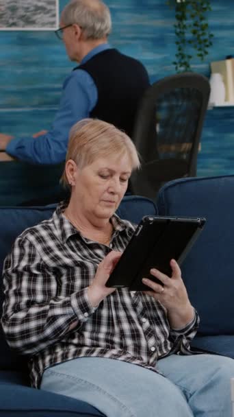 Video Verticale Felice Vecchia Nonna Anziana Possesso Navigazione Tablet Digitale — Video Stock