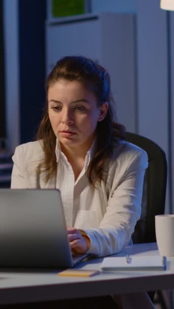 Függőleges Videó Stresszes Üzletasszony Szenved Fejfájás Munkahelyen Csinál Túlóra Késő — Stock videók