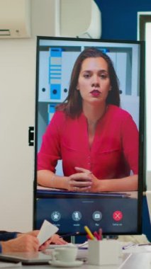 Çeşitli yönetim kurulu toplantıları video konferansında büyük ekrana bakıyorlar. Web kamerasıyla konuşan iş adamları, online konferansa katılıyor İnternet beyin fırtınasına katılıyor, ofis içi tartışmalara katılıyor