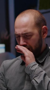 Uykulu iş adamı, yönetim kurumsal teslim tarihi projesinde fazla mesai yapıyor. İşkolik girişimci başlangıç ofisinde masa başında oturuyor. Akşamları dizüstü bilgisayarda şirket stratejisi yazarken esniyor.