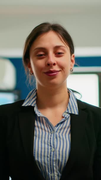 Kobieta Przedsiębiorca Uśmiecha Się Kamery Stojąc Sali Konferencyjnej Przygotowując Się — Wideo stockowe