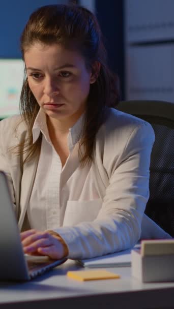 비지니스 여성은 사무실에 앉아서 컴퓨터로 밤늦게 타자를 프로젝트의 시간을 지키기 — 비디오