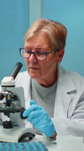 Vídeo Vertical Cientista Pesquisa Mulher Olhando Amostras Sob Microscópio Laboratório — Vídeo de Stock