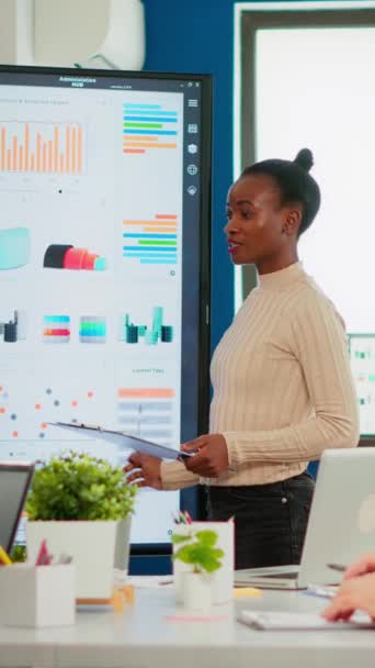 Amerykański Trener Afrykański Prezentuje Korporacyjną Prezentację Dla Biznesmenów Biurze Bizneswoman — Wideo stockowe