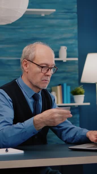 Vídeo Vertical Hombre Jubilado Haciendo Pago Línea Con Tarjeta Crédito — Vídeos de Stock