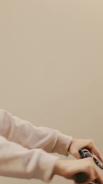 Dikey video: Yemek kuryesi olarak çalışan ve dışarıda bisiklete binen, güneşli bir günde fast food servisi yapan kişi. Yiyecek siparişini bisikletli sırt çantasında taşıyan servis elemanı..