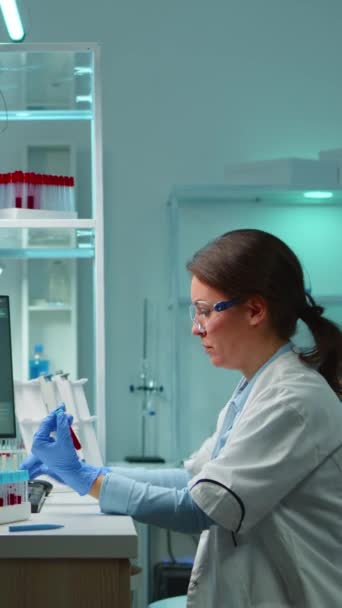 Verticale Video Medische Laboratoriummedewerker Analyseert Bloed Serum Uitvoeren Virustest Modern — Stockvideo