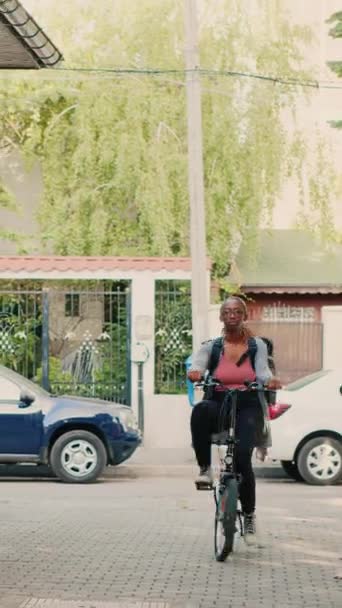 Vidéo Verticale Courrier Afro Américain Portant Sac Dos Vélo Travaillant — Video