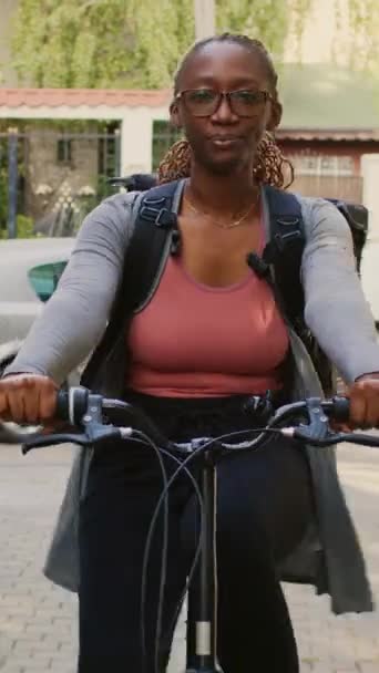 Vídeo Vertical Joven Transportista Comida Montando Bicicleta Entrada Del Edificio — Vídeo de stock