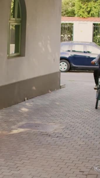 Dikey Video Bisikletli Afrikalı Amerikalı Kadın Restoran Siparişini Teslim Etmek — Stok video