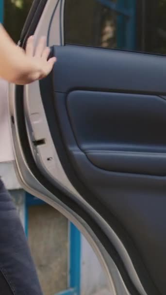 Vídeo Vertical Portador Femenino Que Usa Automóvil Para Entregar Comida — Vídeo de stock