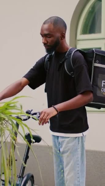 Függőleges Videó Mosolygó Afro Amerikai Férfi Várja Ügyfeleket Szabadban Kerékpározik — Stock videók