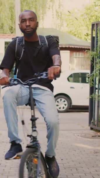 Vídeo Vertical Funcionário Serviço Takeaway Com Saco Térmico Andando Bicicleta — Vídeo de Stock