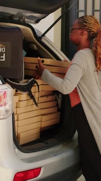 Dikey Video Yemek Dağıtım Elemanı Müşteriye Büyük Pizza Kutuları Getiriyor — Stok video