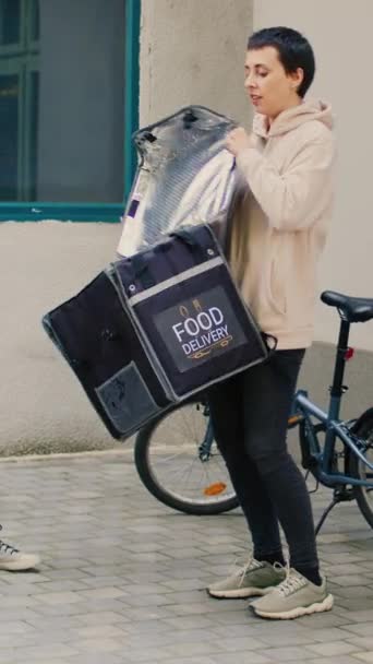 Vertikale Video Frau Mit Kreditkarte Für Lunchpaket Auf Pos Terminal — Stockvideo