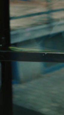 Dikey video: Afro-Amerikan erkek kurye müşteriye fast food siparişi veriyor, ofis girişinde öğle yemeğiyle birlikte kese kağıdı veriyor. Yemek dağıtım elemanı elinde yemek paketi tutuyor.