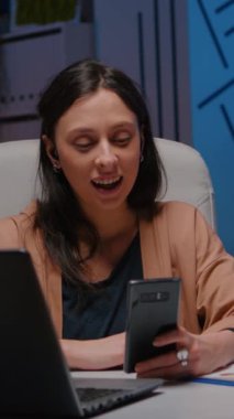 Kulaklıklı çok çalışan iş kadını akıllı telefon kullanarak pazarlama stratejisini takım çalışması ile tartışıyor. Yorgun girişimci şirket ofisindeki masada otururken online video görüşmesi yapıyor.