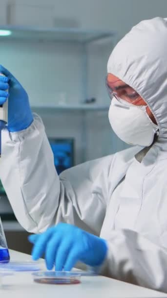 장비를 실험실에서 실험용 튜브를 채우기 마이크로 피펫을 사용하는 Ppe Suit — 비디오