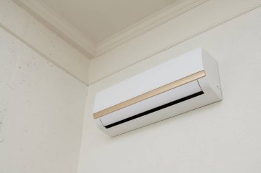 Soğuk ve sıcak mevsimlerde odanın havalandırması için iç taraftaki duvarda klima var. Duvara monte edilmiş iç havalandırma sistemi var.