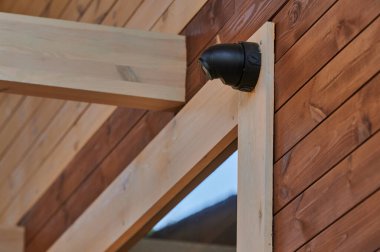 Arazinin güvenliği için duvarlara monte edilmiş güvenlik kamerası.