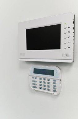 Ofisin içindeki video izleme sisteminin duvar montajlı monitörü, alarm sistemi ve şifre giriş sistemi için uzaktan elektronik anahtar