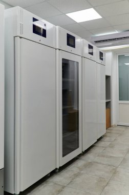 İlaç deposu için tıbbi buzdolabı. Sabit ısı bakımı, şeffaf cam duvarlı endüstriyel dondurucular ve tamamen kapalı.