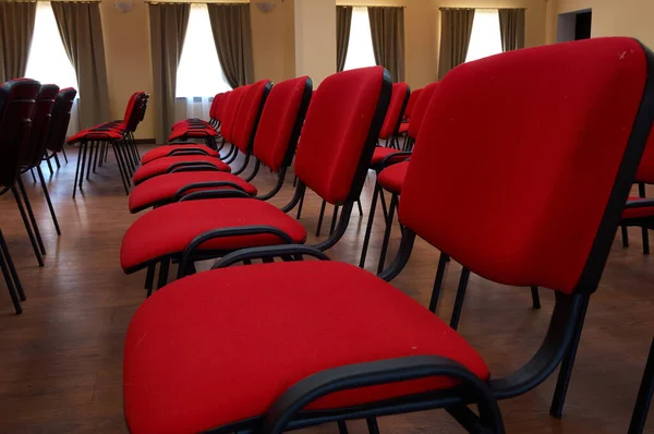 Gratis Stoelen Vergaderzaal Met Rode Bekleding Evenementenruimte — Stockfoto