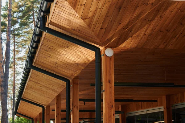 Das Dach Einer Offenen Veranda Aus Holzverkleidung Mit Kunststoffrohren Für — Stockfoto