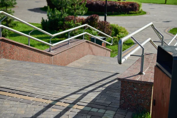 Trappen Met Stalen Leuningen Straat Bewegingsrichting Naar Beneden — Stockfoto