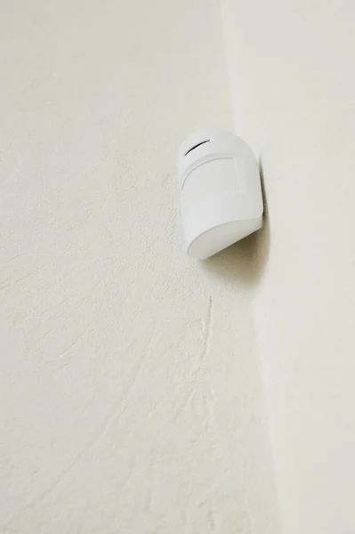 室内移动传感器 用于安全 烟雾报警系统 智能家居安装在天花板下的墙壁上 — 图库照片