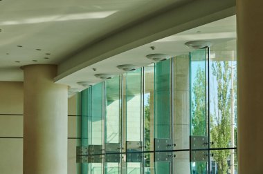 Bir kamu binasının içindeki havalandırma ve havalandırma boruları.