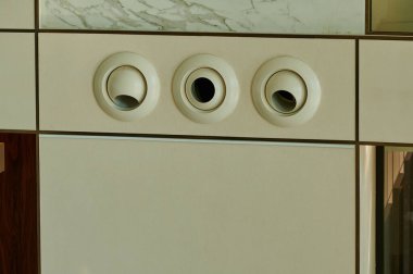 Bir kamu binasının içindeki havalandırma ve havalandırma boruları.