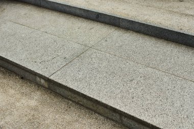 Granit ve mermer merdivenler binanın yakınındaki sokakta.
