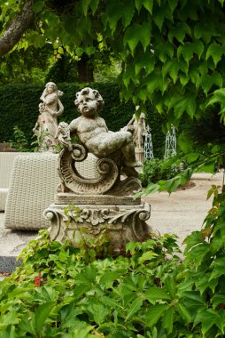 Parktaki manzara tasarımında taş bahçe heykelleri.