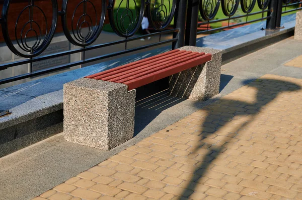 Kentsel manzara parkında beton ve mermerden yapılmış dinlenme koltuğu