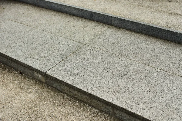 Granit ve mermer merdivenler binanın yakınındaki sokakta.