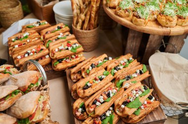 Etkinlikte yığınla kruvasan sandviçi