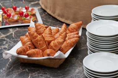 Açık büfedeki hamur işleri bir kafedeki tepside simitler.